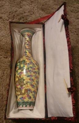 Picture of the vase in the box.