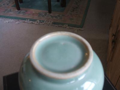 Longquan celadon glazed vase, Ming dynasty: bottom